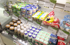 店内にはさまざまな牛乳・乳製品を販売しています